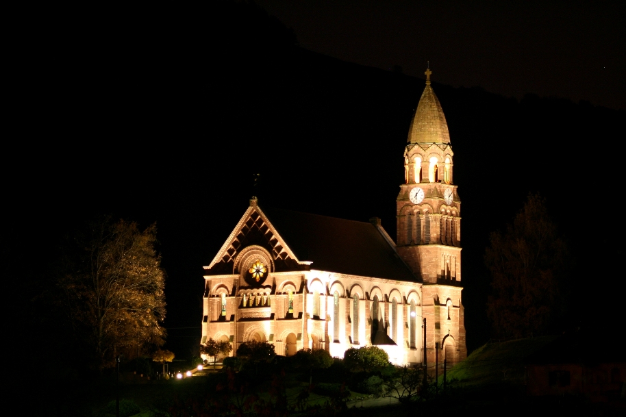 L’église de l’Emm illuminée © S. Wernain, 2010.